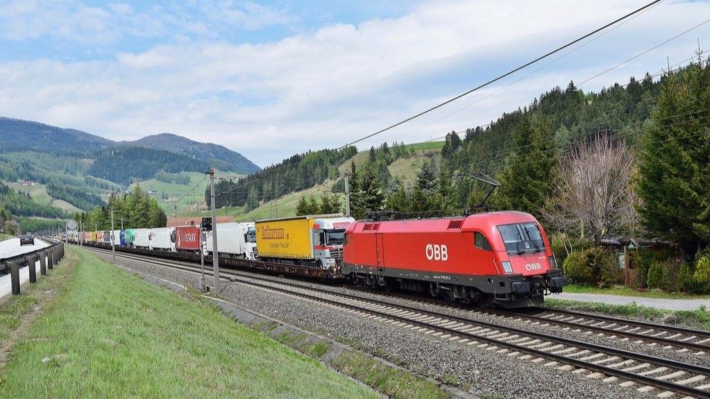 "ROLA" (Rolling Road) train in Austria.